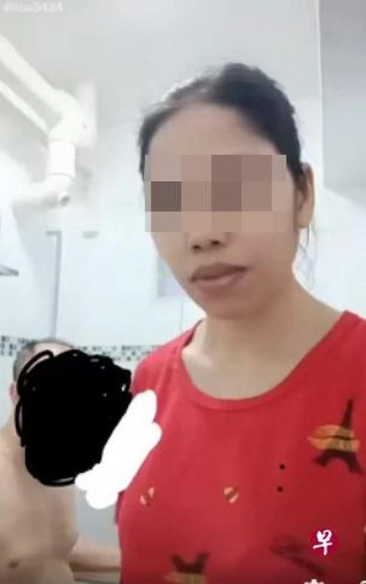  女佣在拍摄期间曾几次看向镜头，相信是早就在老雇主淋浴前就准备拍摄TikTok视频。（互联网） 