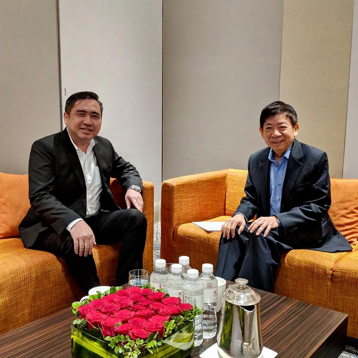  马国交通部长陆兆福（左）曾保证新柔地铁计划不变，右为我国交通部长许文远。（许文远面簿） 