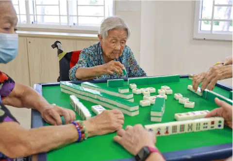 当然，和许多年长者一样，打麻将是她保持活力、防止衰老的最佳方式。