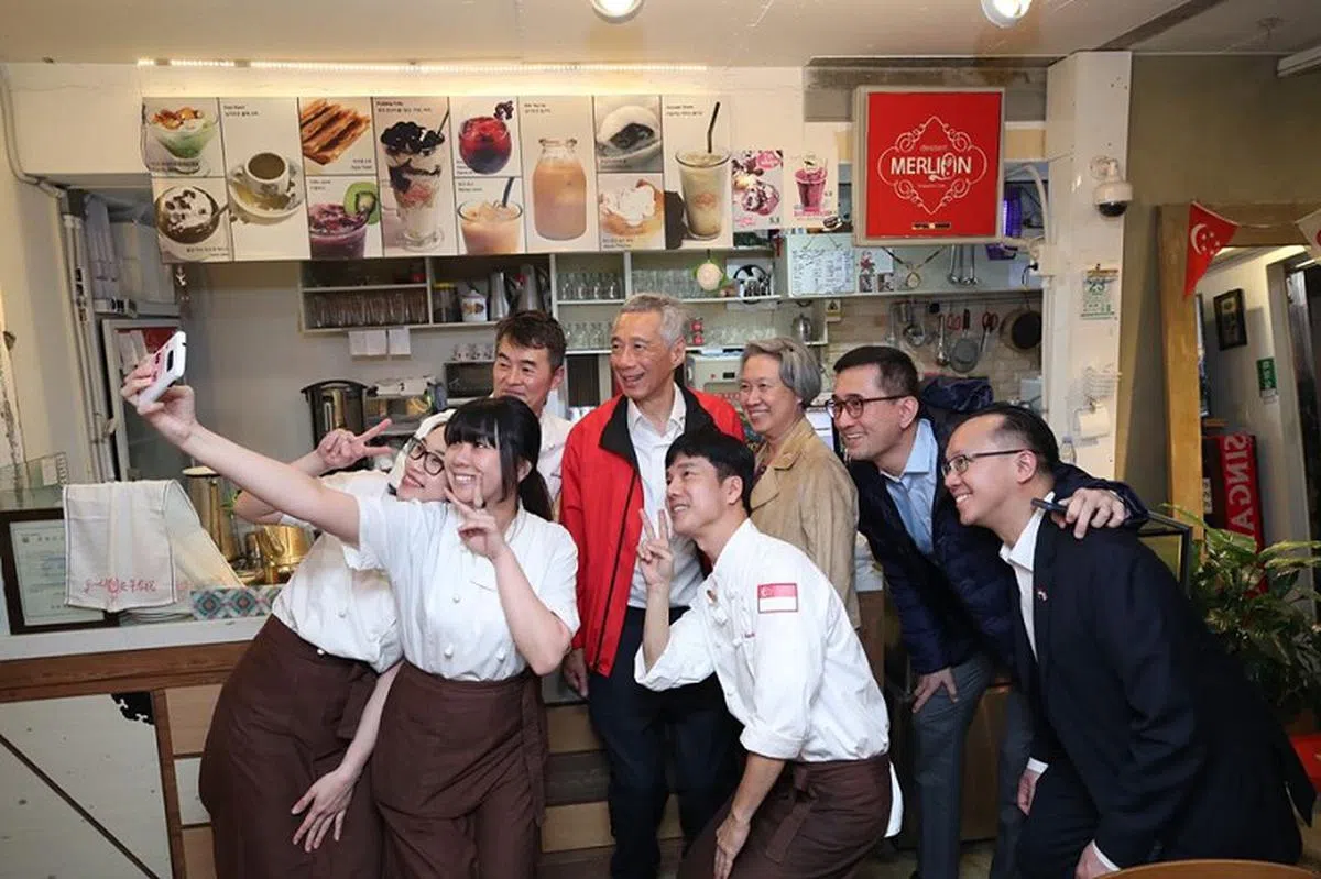  （李显龙面簿） 