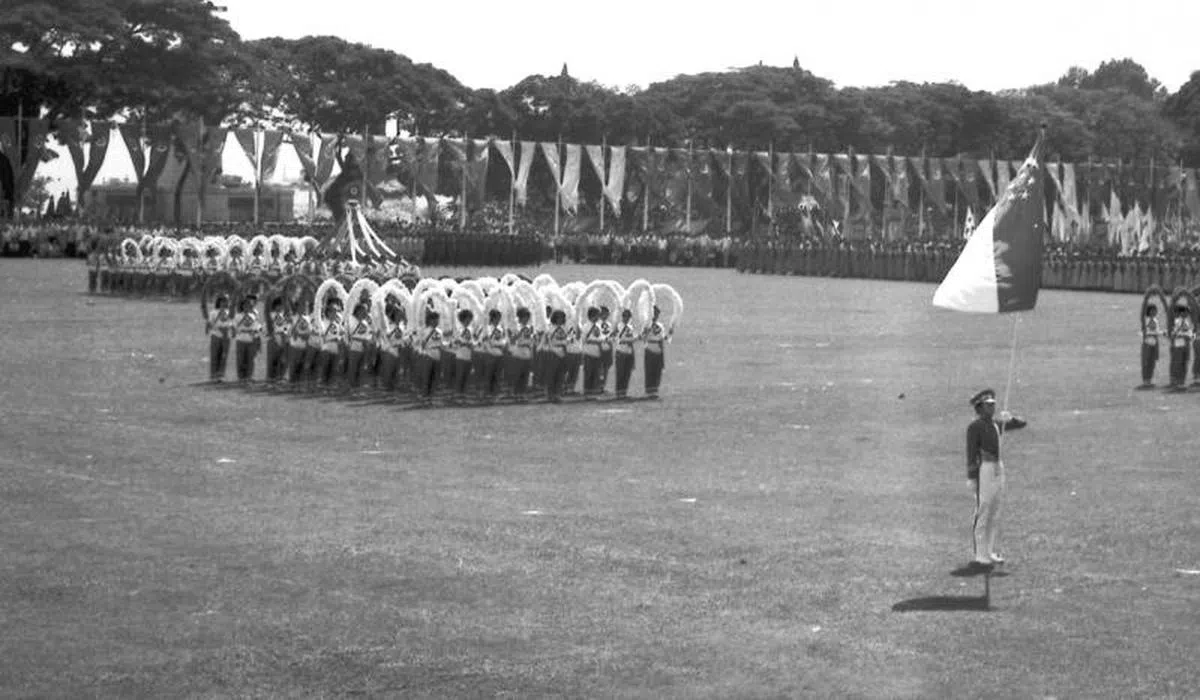  1969年国庆检阅礼在政府大厦草场举行。（海峡时报） 