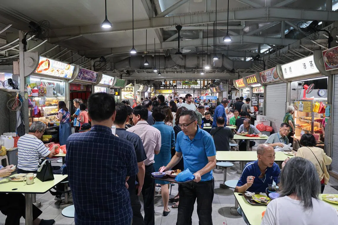 物美价廉的小贩中心是新加坡人的“社区食堂”，很多家庭一日三餐都在小贩中心里解决。（联合早报）