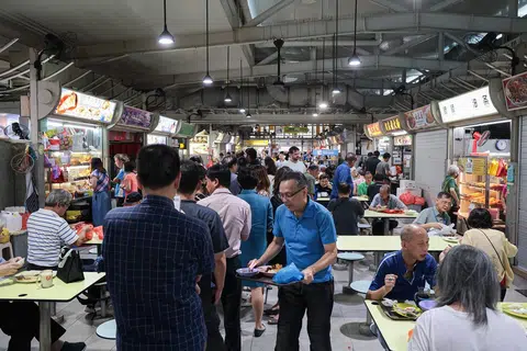 物美价廉的小贩中心是新加坡人的“社区食堂”，很多家庭一日三餐都在小贩中心里解决。（联合早报）