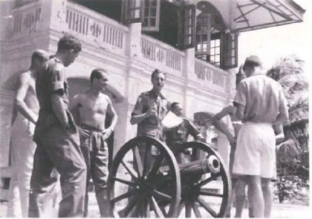  英军在嘉佩乐酒店前留影。（圣淘沙官网） 