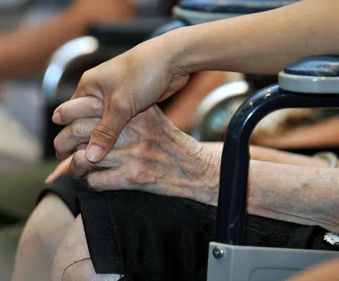 牵着年长父母的手。（商业时报）