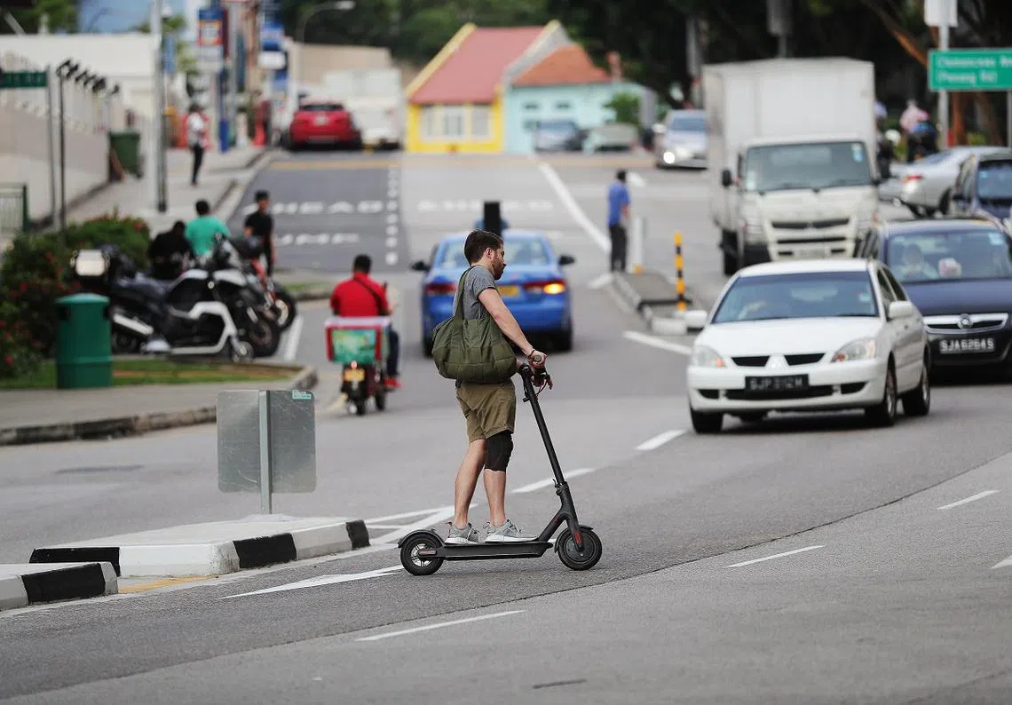 新加坡近期使用电动踏板车的人越来越多，有的甚至开上马路或横过马路。（海峡时报）