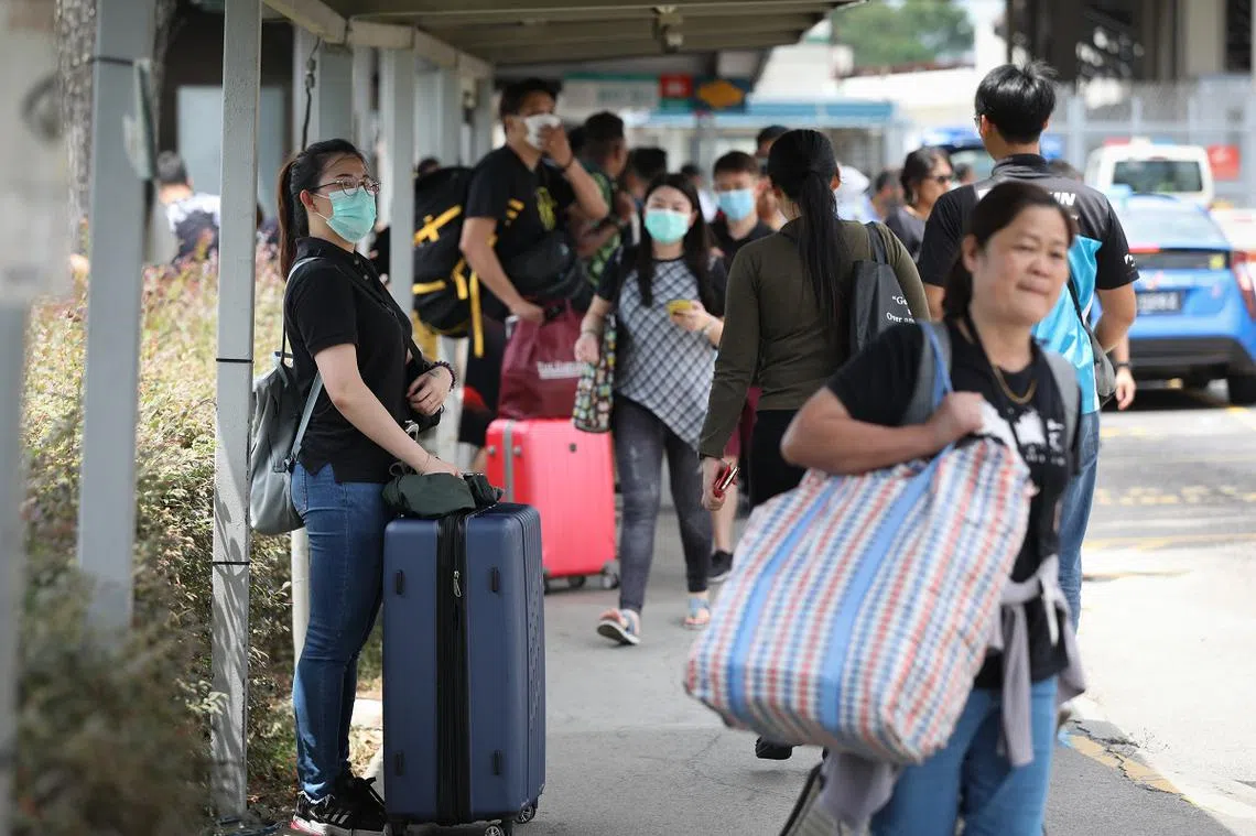 疫情期间，在新加坡工作的马来西亚人，明明家乡就近在咫尺，却不能回家。（海峡时报）