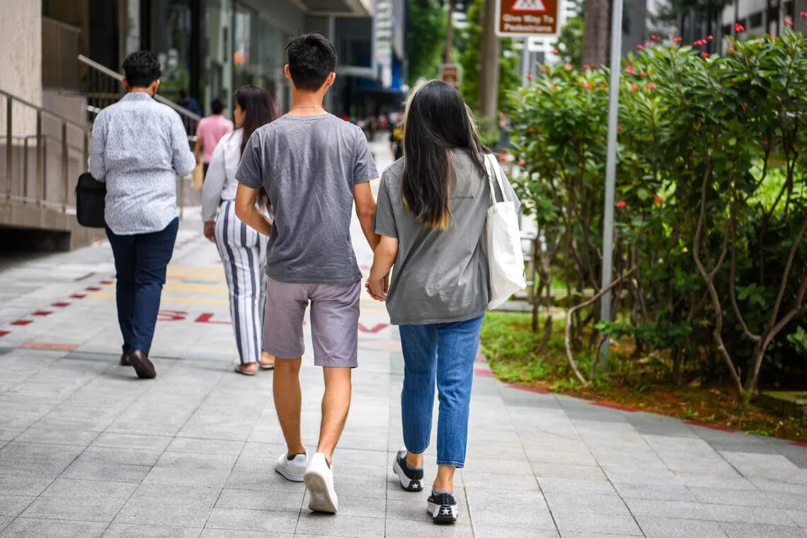 互联网年代的年轻男女，还有多少愿意手牵手拍拖？