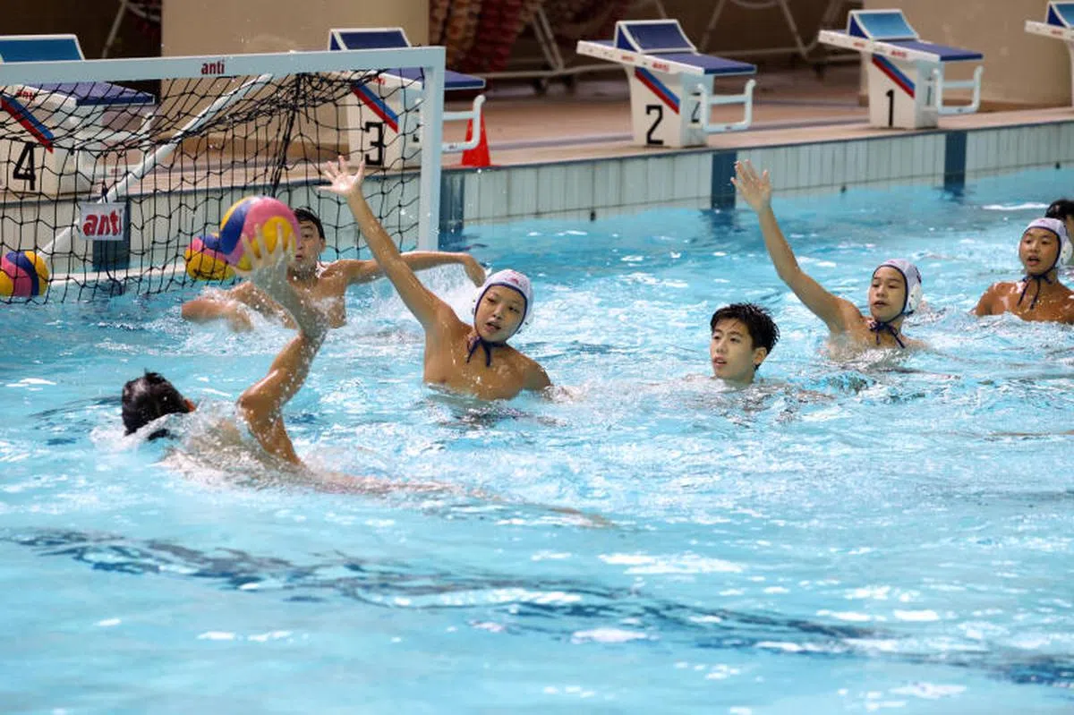 水球是一个结合游泳和手球的运动项目，起源于十九世纪的英国。由于其激烈的比赛性质和团队合作的模式，越来越多喜欢水上运动的年轻人开始关注水球运动。（联合早报）