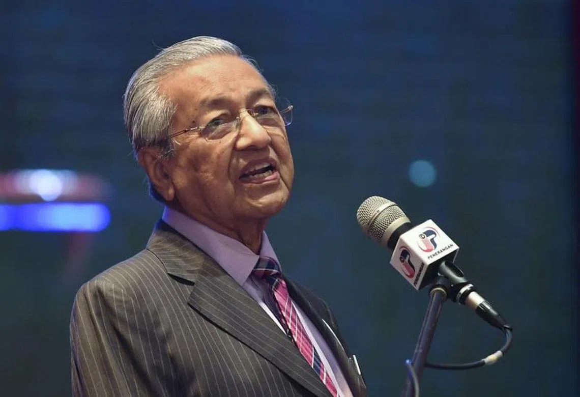 马国首相马哈迪突然公开指责董教总是“种族主义者”，让这波“爪夷文风波”掀起另一股惊涛骇浪，把教育课题正式转为种族纷争。（中国报） 