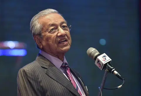 马国首相马哈迪突然公开指责董教总是“种族主义者”，让这波“爪夷文风波”掀起另一股惊涛骇浪，把教育课题正式转为种族纷争。（中国报） 