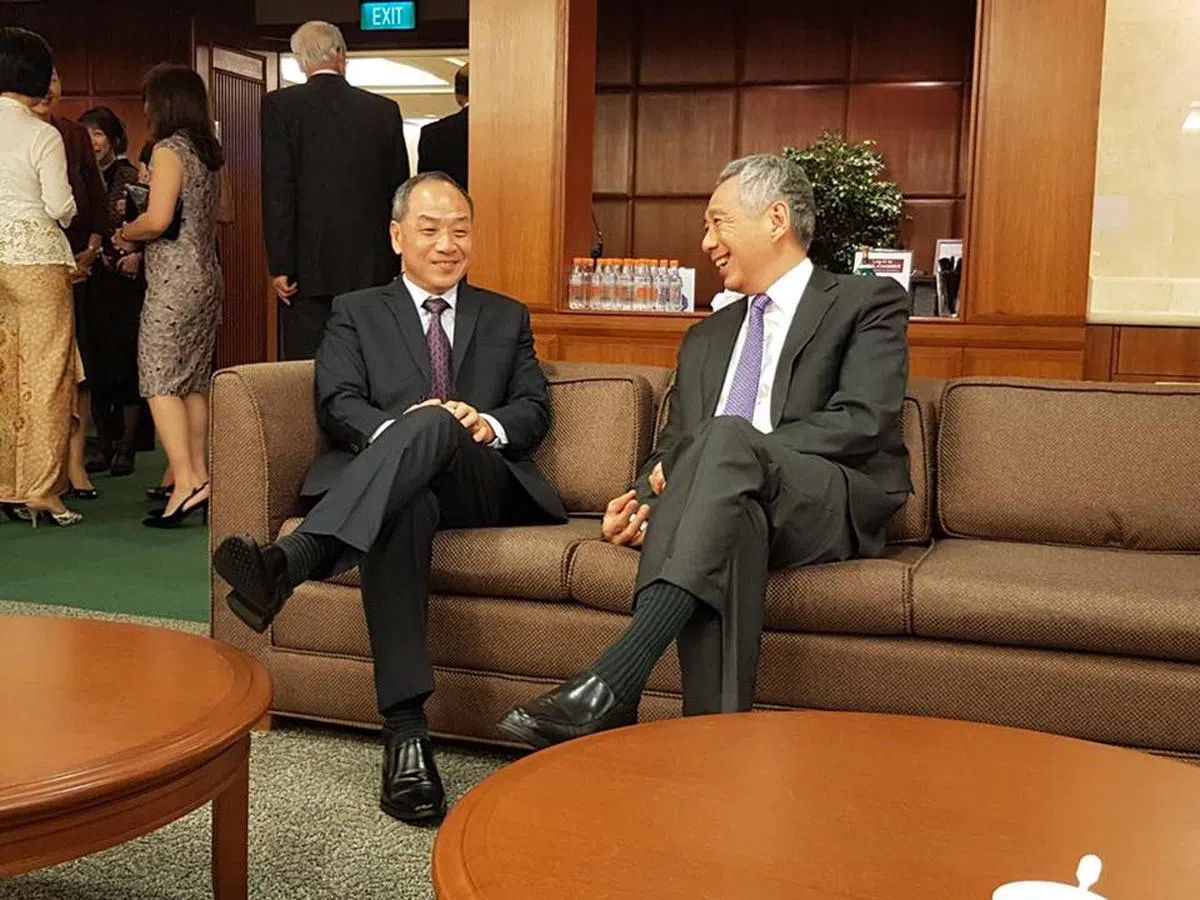  上周第13届国会第二会期开幕，刘程强（左）和李总理闲聊的画面被摄影镜头捕捉。（取自工人党面簿） 