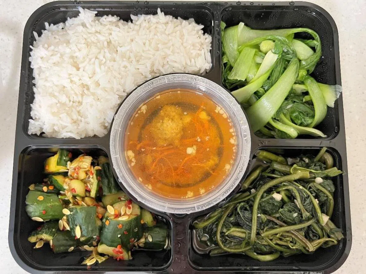住院期间餐食以不辣的蔬菜为主。（顾功垒摄）