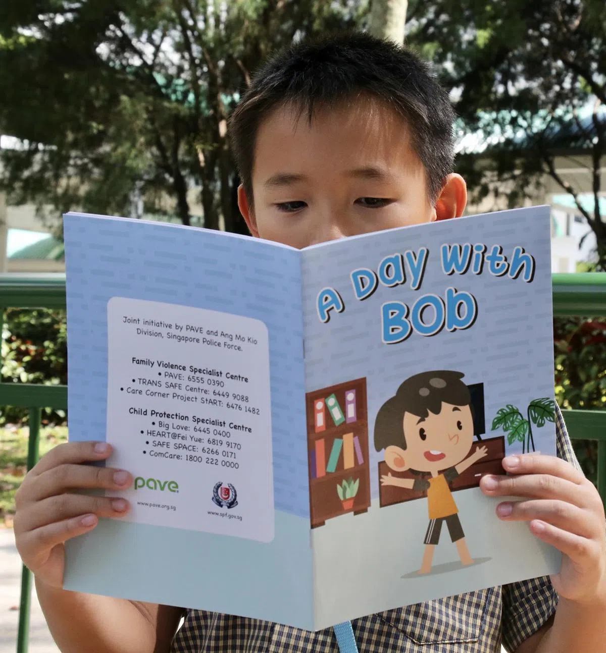 防止家庭暴力中心和警察部队2020年联合推出名为“A Day With Bob”的抗家暴童书分给新加坡的小学生。（联合早报）