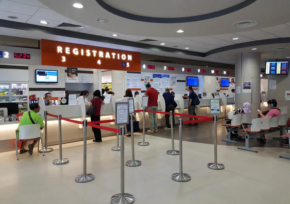 新加坡中央医院的取药柜台，病人在等候取药。（联合早报）