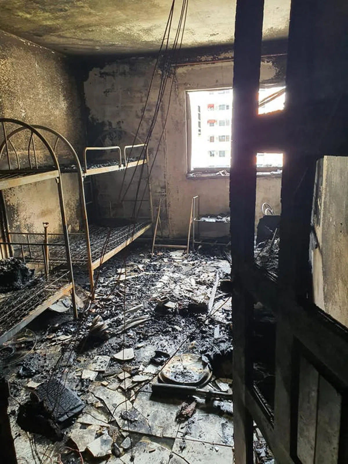  个人代步工具充电失火而烧毁组屋的事件层出不穷。（新加坡民防部队） 