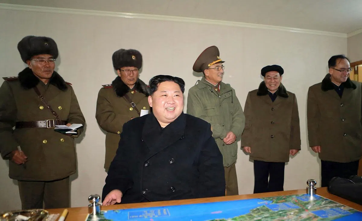  朝鲜领导人金正恩昨天（29日）观看新型洲际弹道导弹“火星-15”型导弹发射的过程。这张照片今天（30日）由朝中社发布。（法新社） 