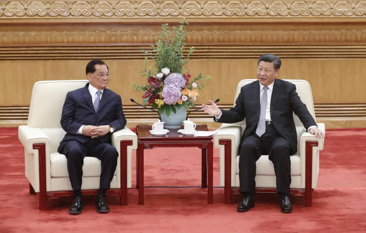  中共总书记习近平（右）今天在北京会见到访的中国国民党前主席连战。（中新社） 
