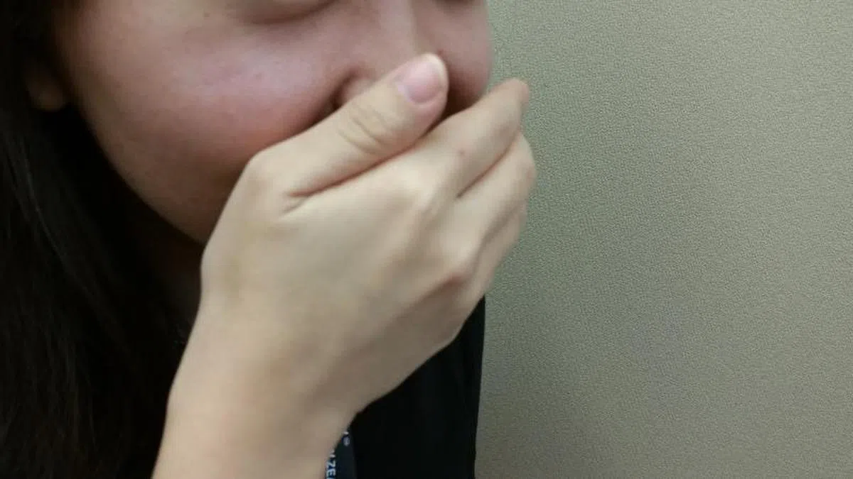 当身体会分泌过多的黏液，而气道上的纤毛又无法将其排出时，就会导致鼻塞、喉咙有痰或气道堵塞。（新明日报）