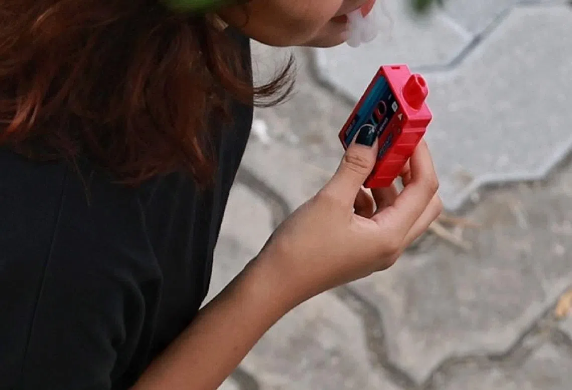 2020年之前，因抽电子烟而被转介至卫生科学局的中小学和高等学府学生仅少过50人，到了2022年竟暴增至800人。（海峡时报）