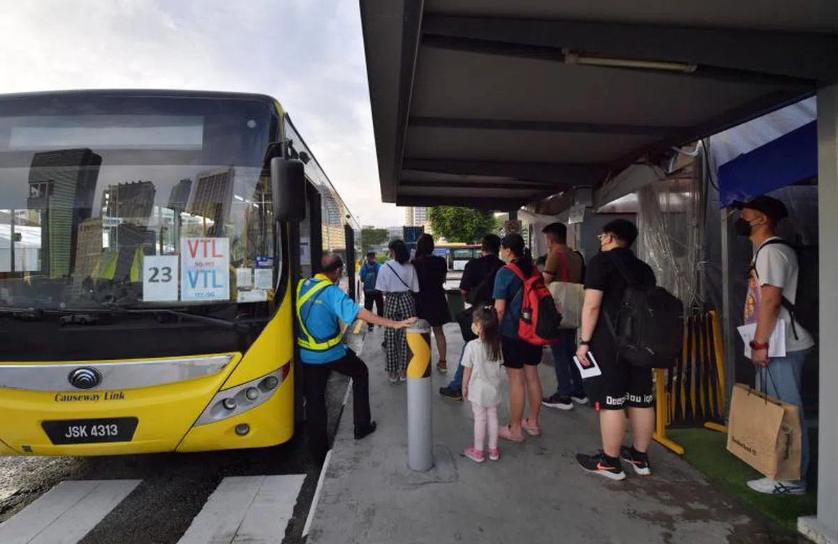 马国客工如今返家最便利的方式是抢破头的VTL，过去那般每日往返的场景再难重现。（海峡时报）