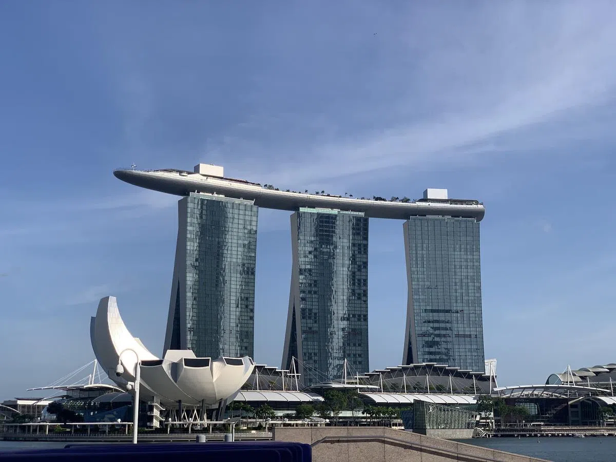  气势非凡的滨海湾金沙酒店由三座大厦和“一艘船”组成。船稳稳地搭在三座大厦上，仿佛随时要伴着蔚蓝的天空，远航而去。（红蚂蚁拍摄） 