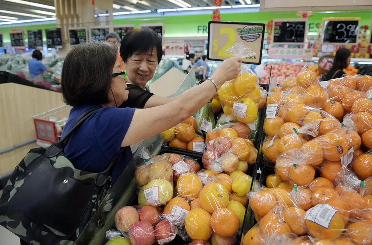 平价超市出售一包2元的“丑陋水果”，一年内避免浪费约1033吨的水果。（海峡时报档案照片）