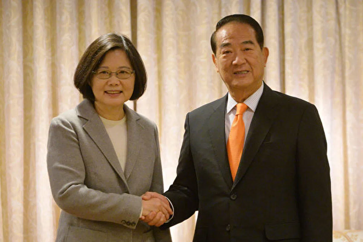  台湾总统蔡英文计划派亲民党主席宋楚瑜（右）为特使出席利马APEC峰会。（中央社） 