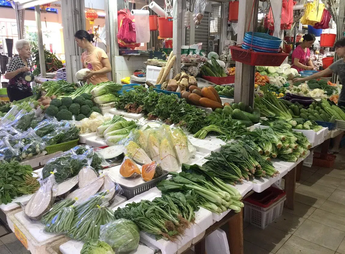 今天下午传出进口自马来西亚的某些蔬菜价格上涨了30%至一倍不等。（联合早报）