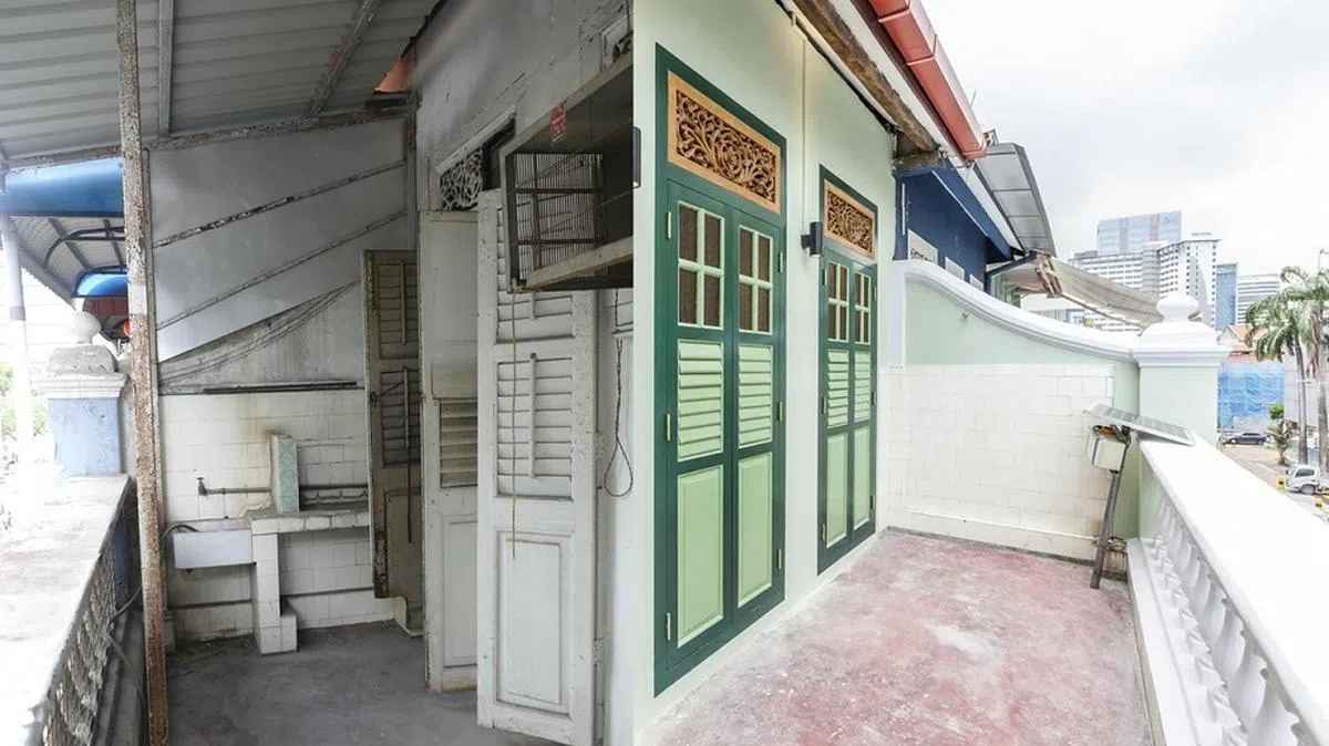 阳台原有的三扇门在修复前（左）有两扇被封了起来，装上冷气机，修复后回复原有的设计。（Studio Lapis Conservation / Clifton Partners）