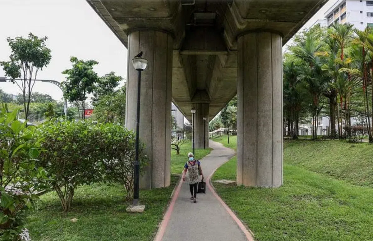 当局正在评估义顺地铁站毗邻高架桥下的空间，是否有开发的潜力。（联合早报）