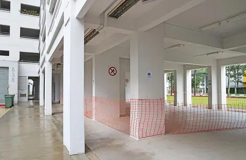 居民报案后，市镇理事会就将兀兰环路第638座组屋底层空间围起来，阻止孩童在那里踢球。（新明日报）