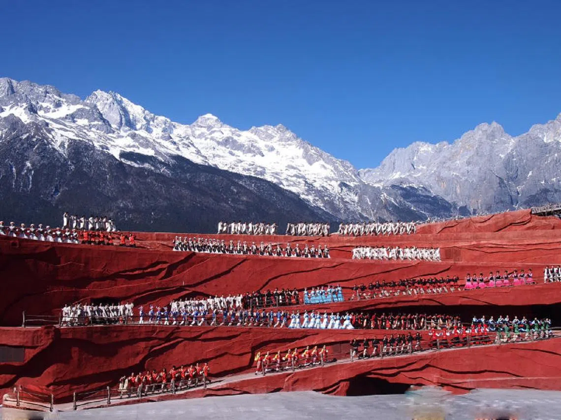 张艺谋导演执导的《印象丽江》。演出以雪山为背景，以民族文化为主题，以当地主原住民为演员，在海拔3100米的玉龙雪山甘海子蓝月谷剧场露天舞台，真实的展示出原住民对天、地、人、山的感情。（海峡时报）