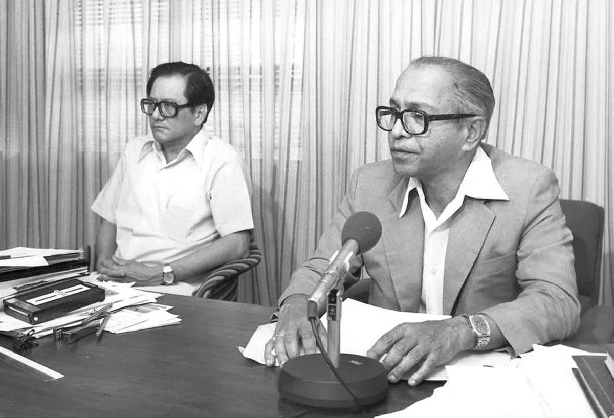  1979年12月3日，彭由国（左）和时任职总秘书长蒂凡那（右）一起出席记者会。蒂凡那宣布，彭由国因为被调查而辞去工会三大职务。（南洋商报档案照） 