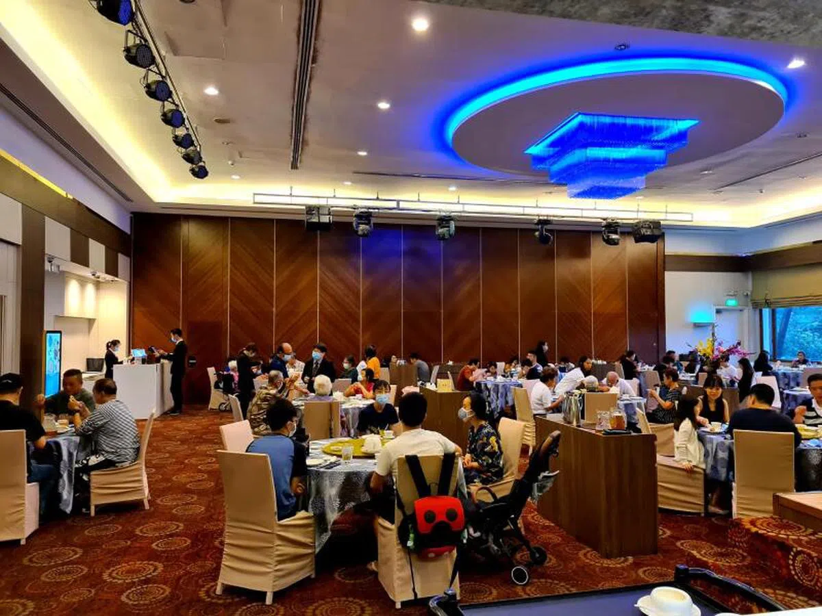 图为品食之家允许五人堂食时所摄。（新明日报）