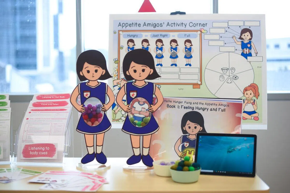 新加坡健康成长追踪研究（GUSTO）显示，食物份量更大、吃得太急或者不饿进食等行为，会导致学龄前孩子吃过量和可能导致不健康体重。本地一些托儿所开始采用“食欲工具箱”计划。“食欲工具箱”包含故事书、教具等，旨在培养儿童对饥饿与饱腹感的认知，培养健康的饮食习惯，预防肥胖等问题。（新加坡科学研究局临床科学研究院提供）