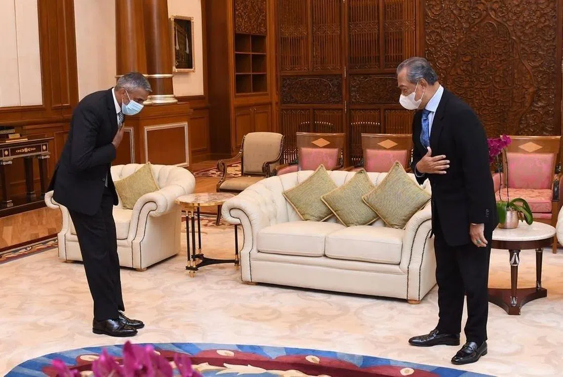 慕尤丁（右）会见我国驻马国最高专员梅农（左）。（慕尤丁面簿）