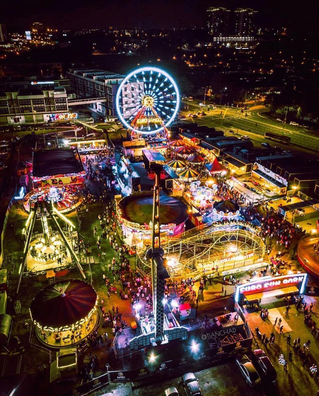 入夜之后整个园区灯光亮起，各种游乐设施在霓虹灯下闪闪发亮，宛如迷你欧洲夜市游乐园。