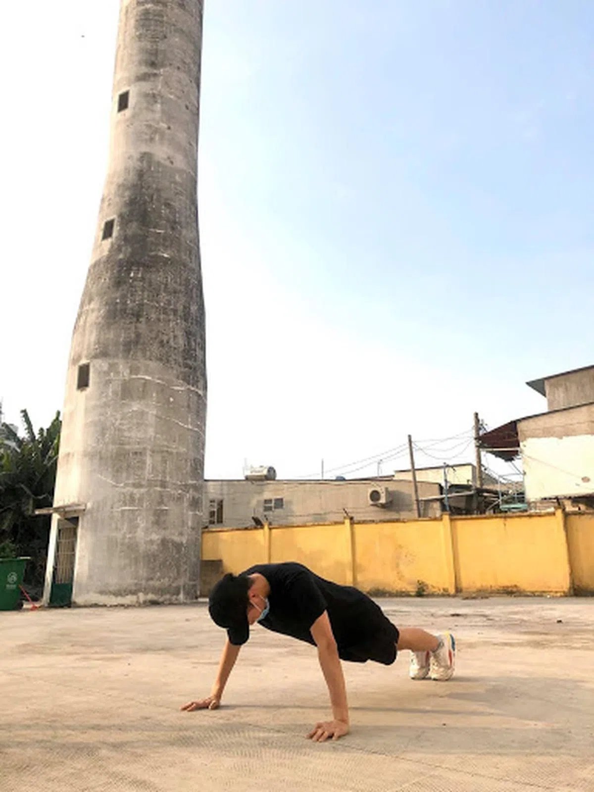  其他人则是到广场做伏地挺身。（Vũ Việt Linh面簿） 