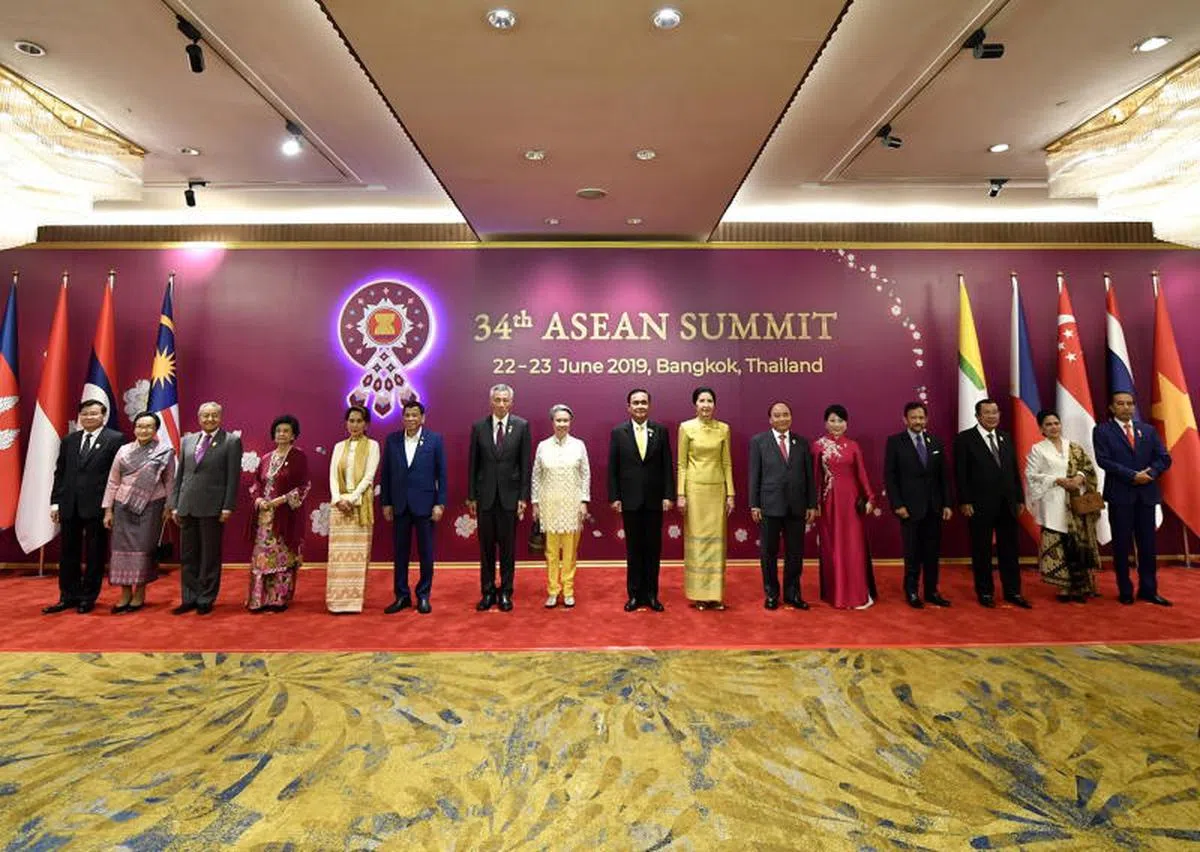  何晶也是唯一一位穿裤子的领导夫人。（亚细安峰会网站） 