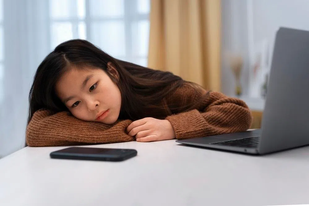 每天使用社媒超过五小时的15岁女孩，生活满意度低于同龄使用社媒时间较少的女孩。