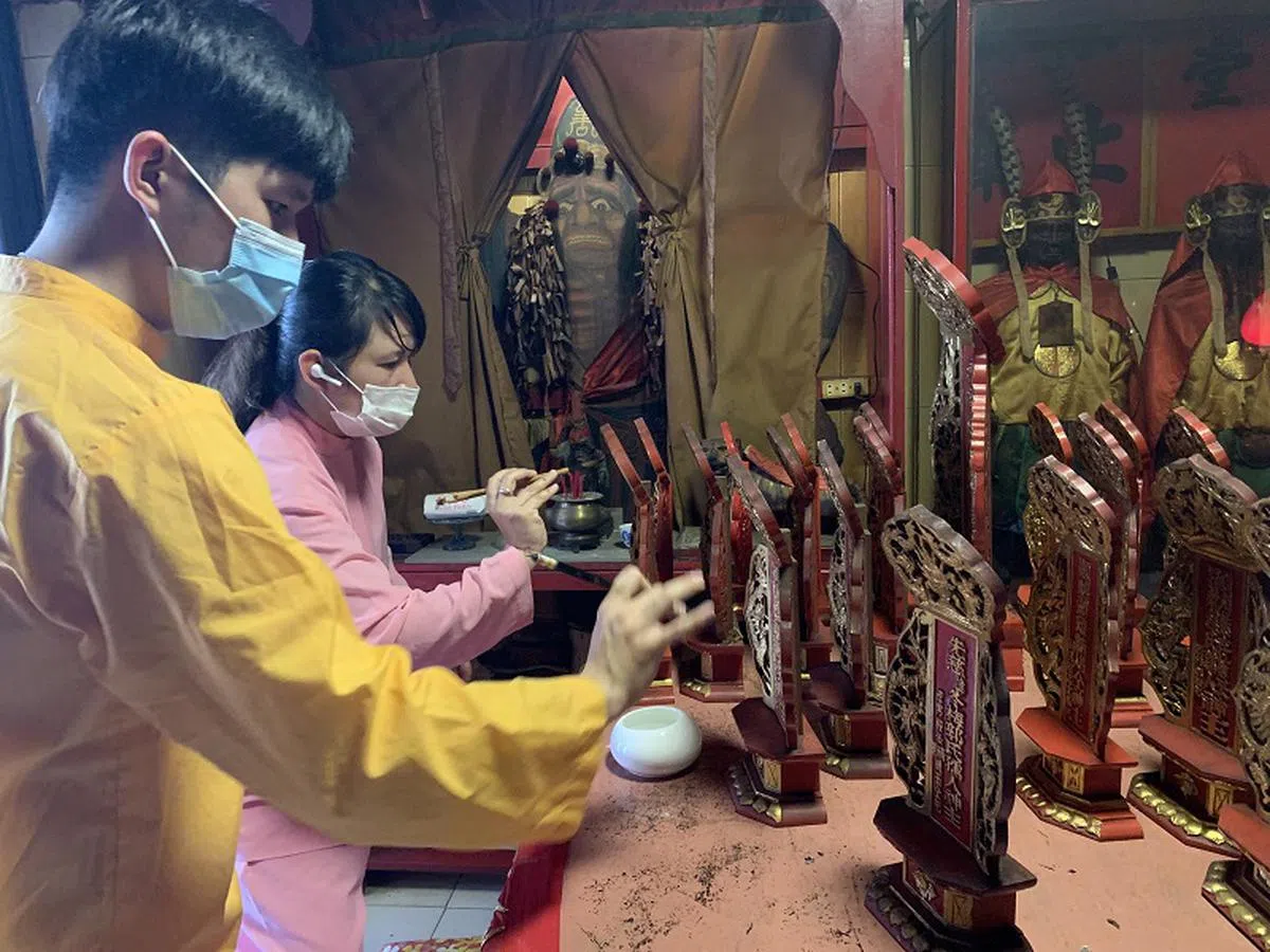 万灵寺住持的新加坡徒弟在进行退神仪式。（蔡家增摄） 