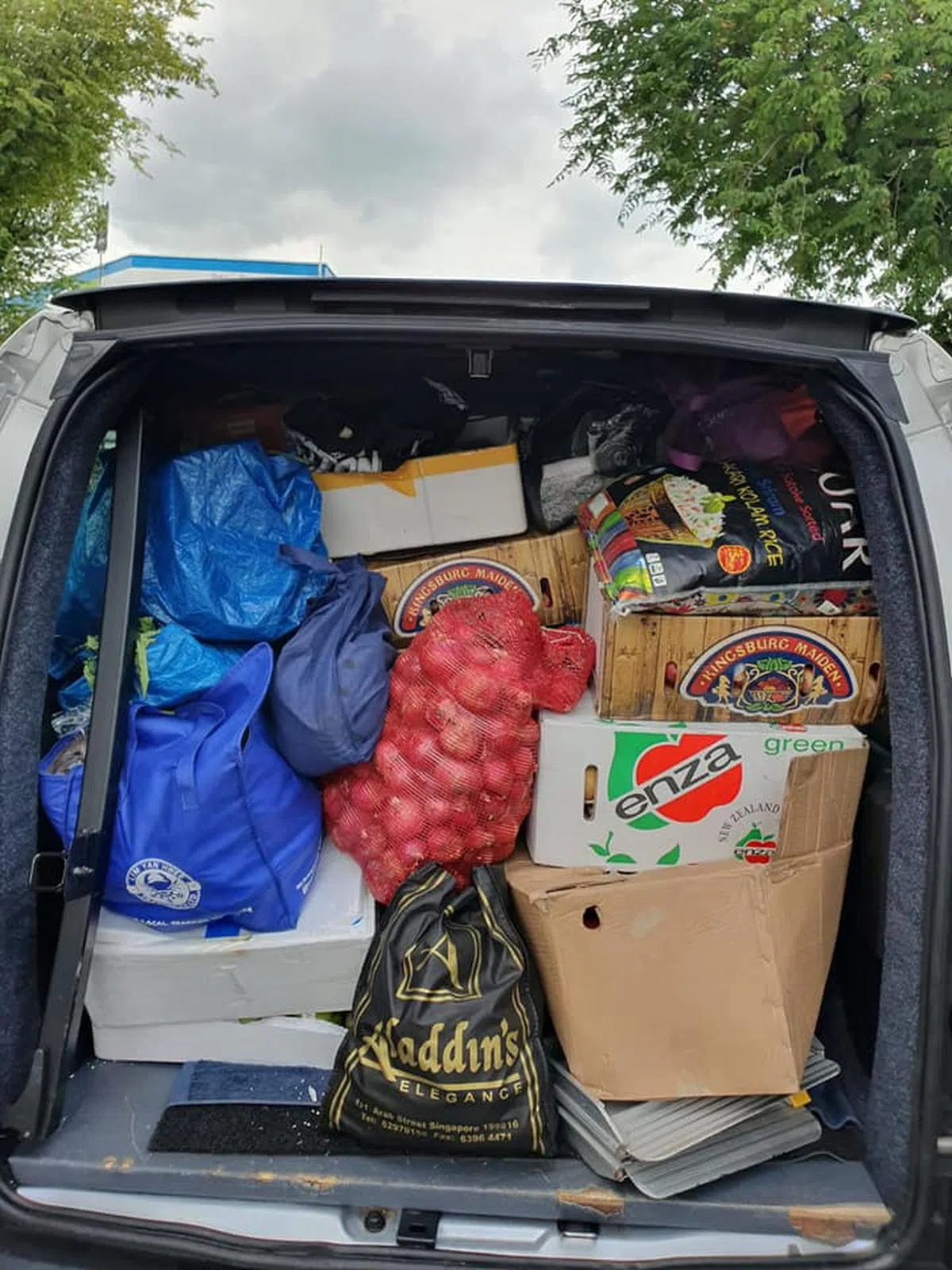  志愿者收集到满满一车的“丑菜”。（填补社区冰箱志愿团体面薄） 