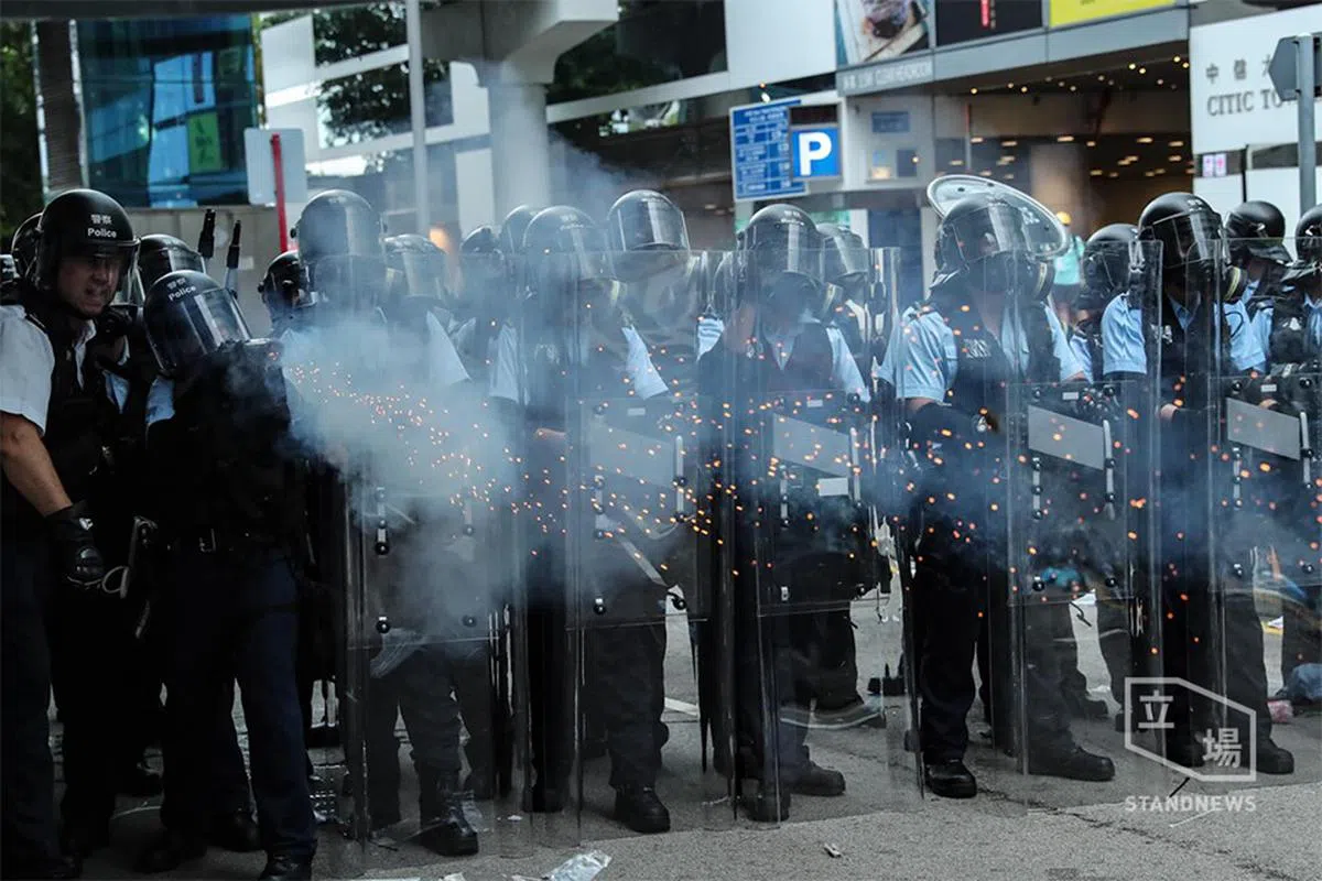  香港警方向示威群众发射催泪弹。（立场新闻） 