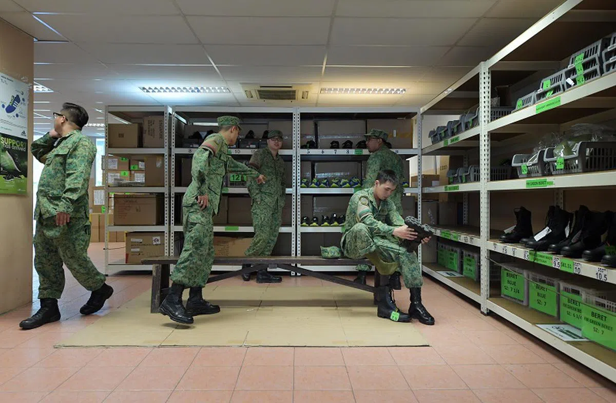 战备军人回营受训时，可到军营里的零售处添购军需品。（海峡时报）