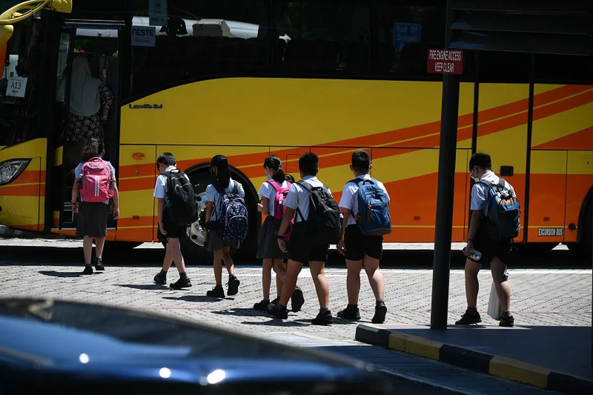曾有本地家长投函申诉孩子的书包超重。（海峡时报）