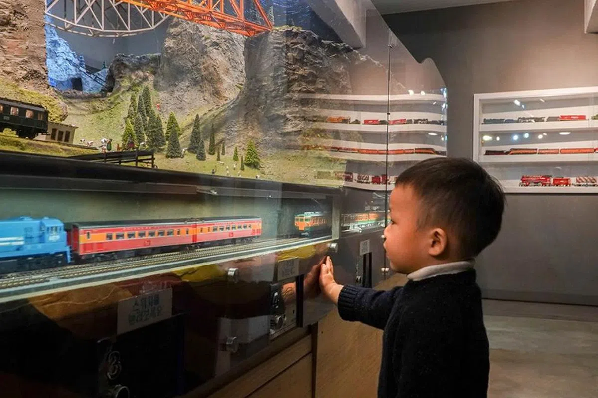  （李显龙面簿） 