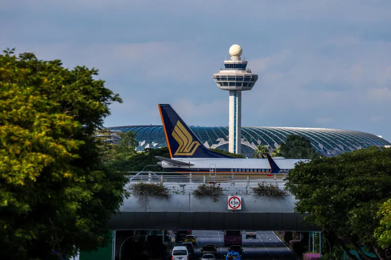 新加坡航空公司客机经过樟宜机场控制塔。
