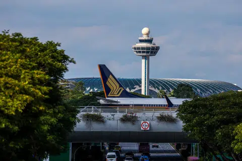 新加坡航空公司客机经过樟宜机场控制塔。