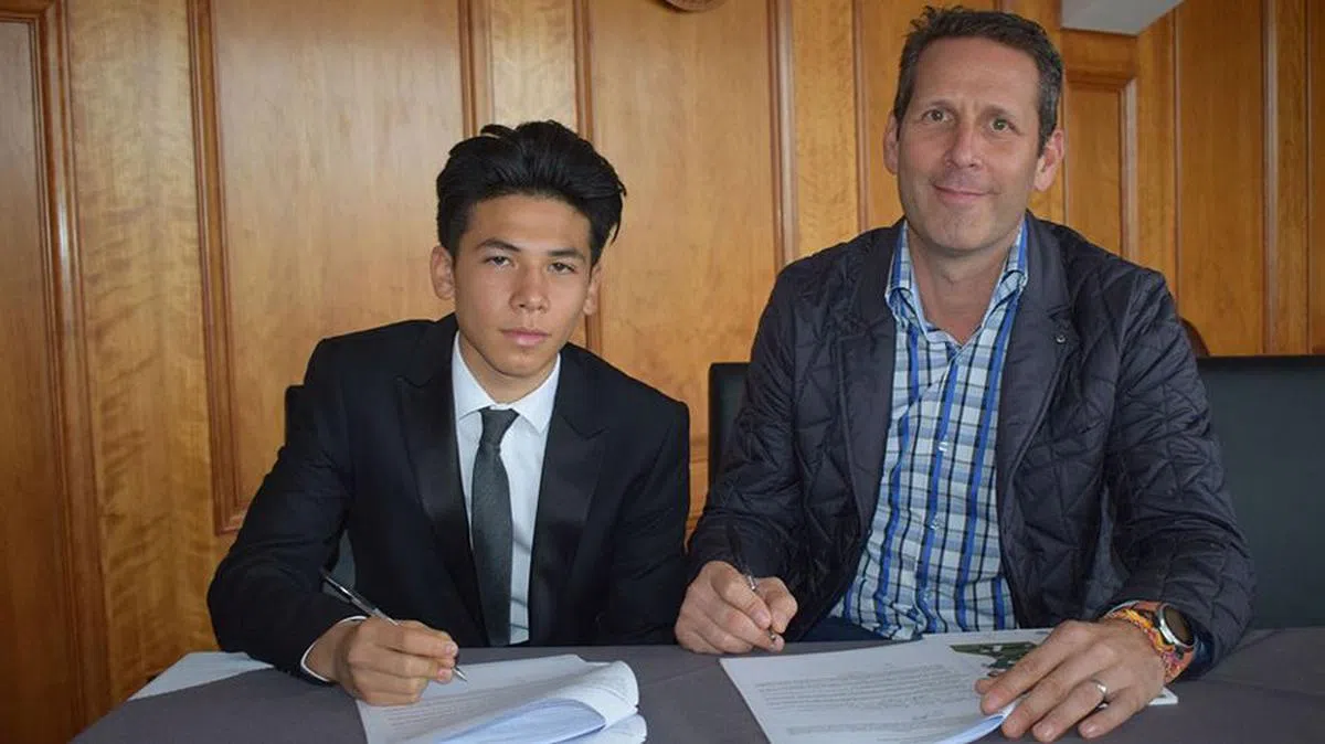 班杰明·戴维斯的父亲哈维·戴维斯（右）指，国防部对他儿子留下不会回国服役的印象是“不幸”的。 （富勒姆球会提供）